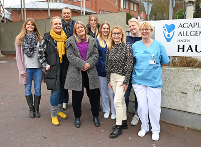 Auf dem Bild von links: Jill Manietta, Koordinatorin „Frühe Hilfen“ im Fachbereich Jugend und Soziales der Stadt Hagen, Babylotsin Annika Ewe, Axel Groening, Leiter des Fachbereichs Jugend und Soziales der Stadt Hagen, Babylotsin Nicole Reese, Laura Kaiser, Fachbereichsleitung Kinder- und Jugendhilfe beim Caritasverband Hagen e. V., Dr. Carmen Czysarski, Assistenzärztin der Klinik für Gynäkologie und Geburtshilfe, Tanja Fey-Rädisch, Koordinatorin amb. Erziehungshilfen Hagen bei der Evangelischen Jugendhilfe Iserlohn-Hagen gGmbH, Sandra Koch, Leitende Hebamme der Klinik für Gynäkologie und Geburtshilfe und Claudia Krister, Stationsleitung der Neugeborenenstation im AKH.  