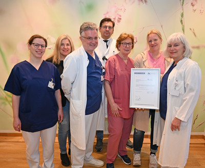 Das Team des Perinatalzentrum Level 1 freut sich über die Zertifizierung durch ÄKZert.  Von Links nach rechts sind auf dem Bild zu sehen: 1.	Dr. med. Marita Horstkemper, Leitende Oberärztin der Klinik für Kinder- und Jugendmedizin 2.	Marion Wolf, Leitung Qualitätsmanagement 3.	Dr. med. Jan-Claudius Becker, Chefarzt der Klinik für Kinder- und Jugendmedizin 4.	Dr. med. Askin Dogan, Chefarzt der Klinik für Gynäkologie und Geburtshilfe 5.	Raphaela Krüger, Leitung Station 35 6.	Sandra Koch, Leitende Hebamme 7.	Hiltrud Nevoigt, Oberärztin der Klinik für Gynäkologie und Geburtshilfe sowie Leiterin des Perinatalzentrum Level 1
