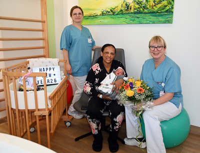 Von links nach rechts: Hebamme Izabela Marszalek, Mutter Ziada Teumzghi Mebrahtom, Tochter Sesen Fitsum Tewelde und Stationsleitung Claudia Krister.