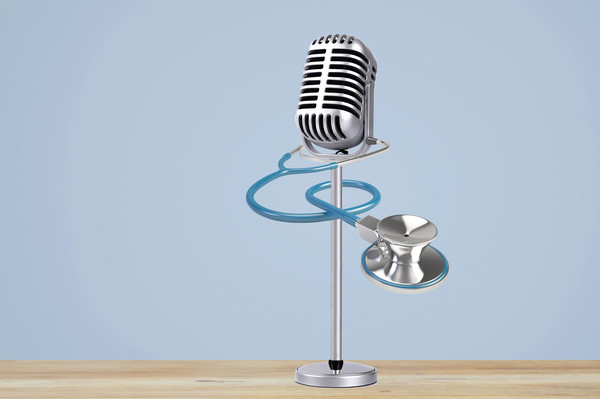 Podcast: Symbolbild mit einem Stethoskop um ein Mikrophon
